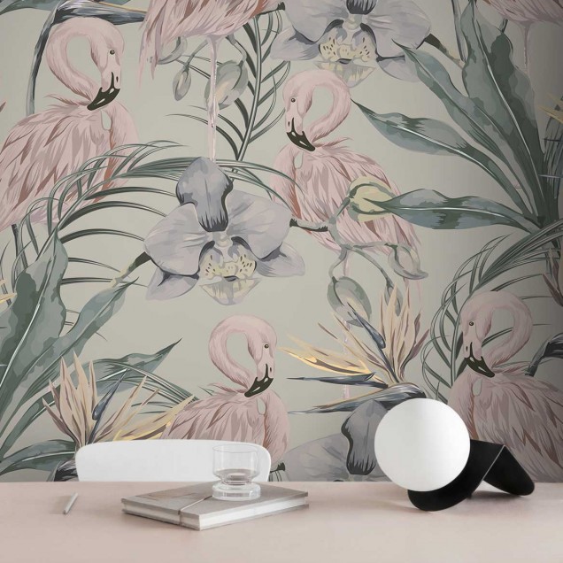 Tapet cu flamingo roz si frunze tropicale in culori pastelate