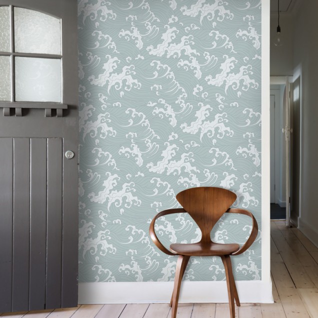 Tapet cu design minimalist inspirat de valurile oceanului, în nuanțe de bleu-gri deschis.