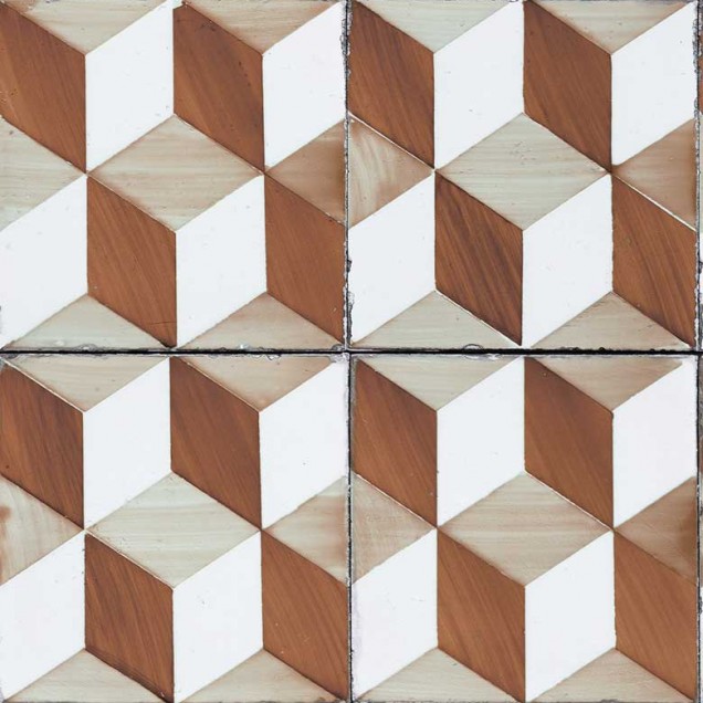 Tapet geometric 3D cu model de faianță portugheză, cu nuanțe de maro și alb, într-un interior modern.