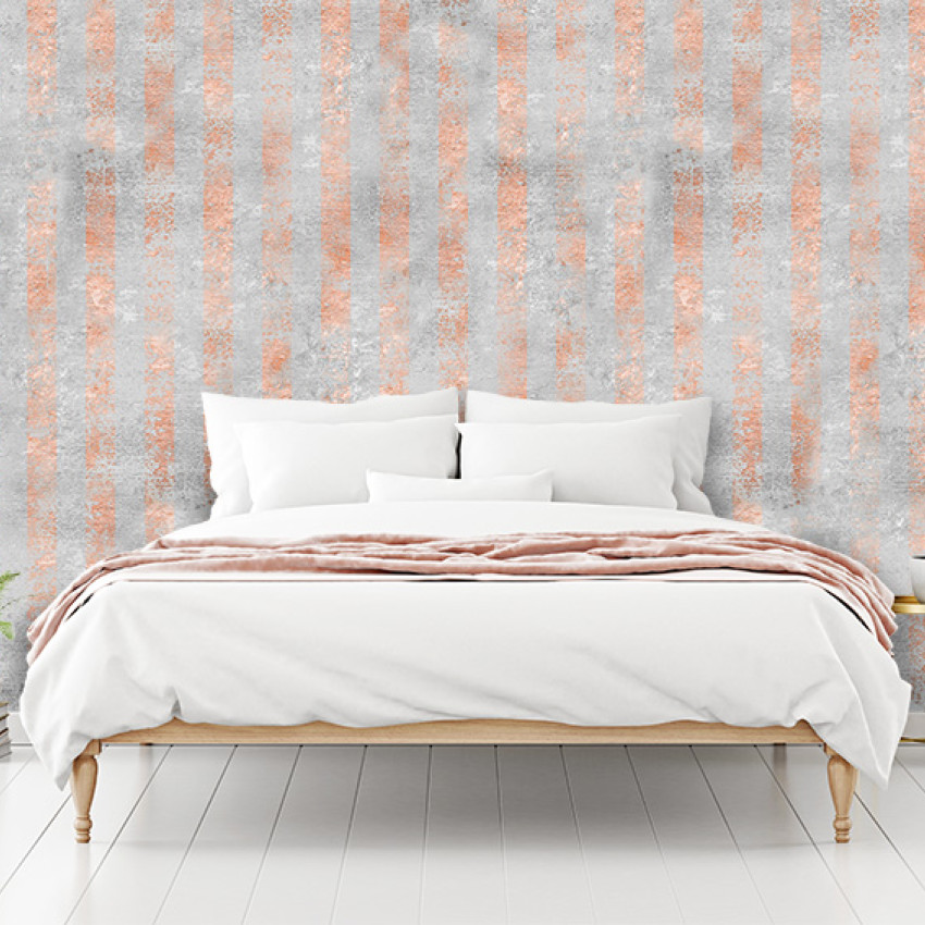 Tapet cu dungi subtile in tonuri de bronz si gri. Design elegant si modern, perfect pentru dormitoare, livinguri sau camere de lucru.