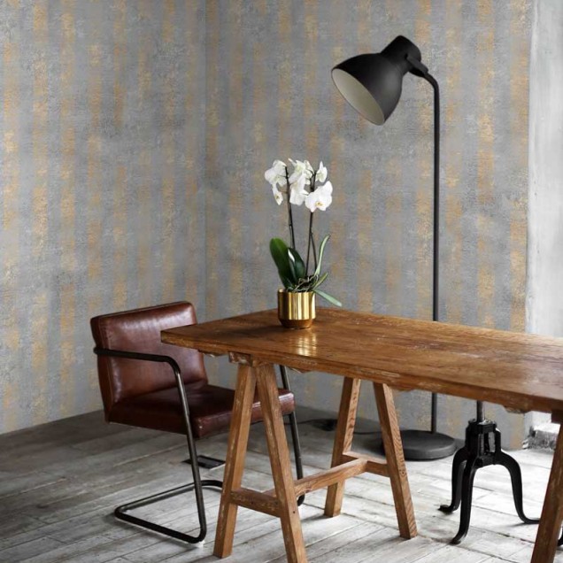 Tapet Shimmer Stripe, Gold - Feathr cu dungi aurii pe fundal gri.
