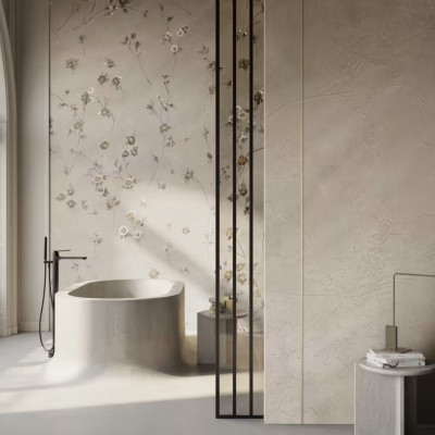 Fototapet floral elegant într-o baie modernă