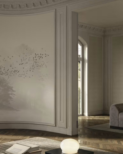 Tapet cu peisaj de pădure și păsări în zbor, pe un perete curbat, într-un living elegant.