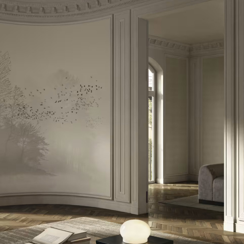 Tapet cu peisaj de pădure și păsări în zbor, pe un perete curbat, într-un living elegant.