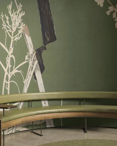 Tapet cu elemente florale abstracte și rustice pe un fundal verde, integrat într-un design de interior modern.