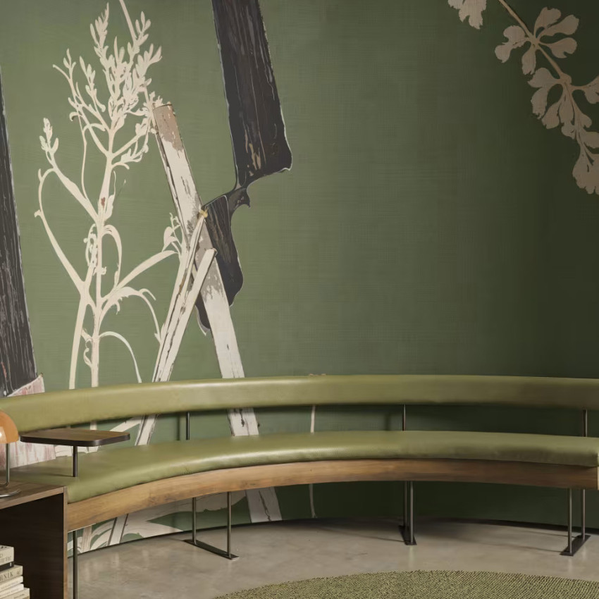 Tapet cu elemente florale abstracte și rustice pe un fundal verde, integrat într-un design de interior modern.