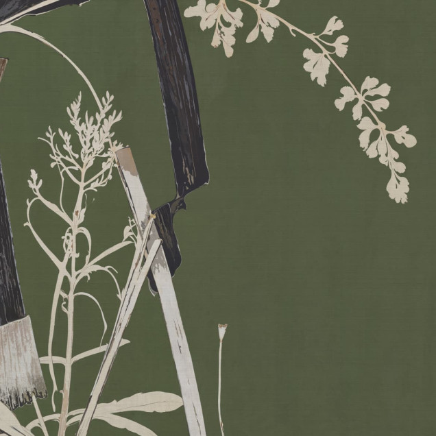 Tapet cu elemente florale abstracte și rustice pe un fundal verde, integrat într-un design de interior modern.