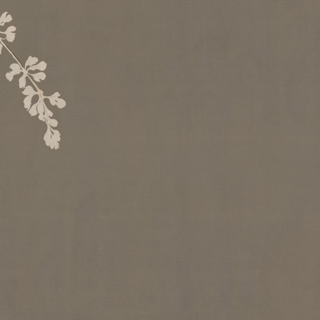 Tapet cu design floral abstract în nuanțe de gri-maroniu și alb.