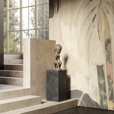 Fototapet cu frunze tropicale și texturi naturale, integrat într-un decor modern cu scară și piese de mobilier