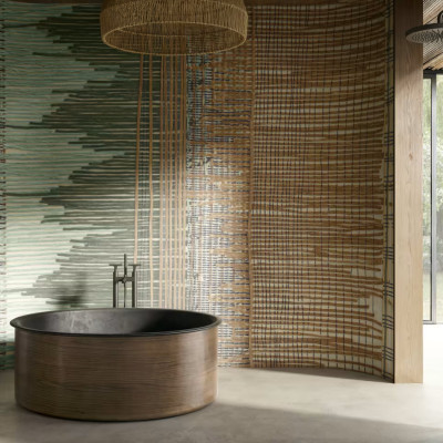 Tapet cu design textil inspirat din natură, cu nuanțe de ocru și verde, prezentat într-o baie modernă