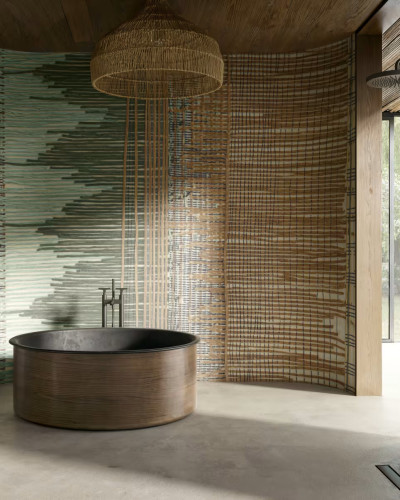 Tapet cu design textil inspirat din natură, cu nuanțe de ocru și verde, prezentat într-o baie modernă
