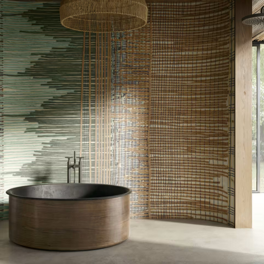 Tapet cu design textil inspirat din natură, cu nuanțe de ocru și verde, prezentat într-o baie modernă