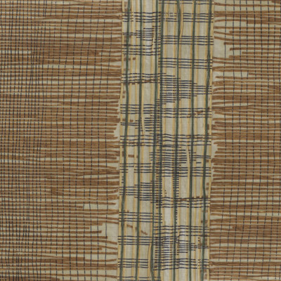 Tapet cu design textil inspirat din natură, cu nuanțe de ocru și verde, prezentat într-o baie modernă