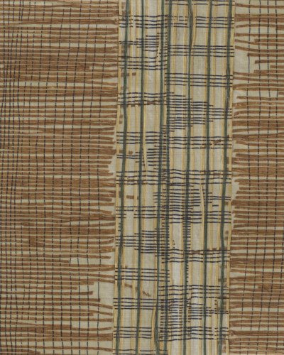 Tapet cu design textil inspirat din natură, cu nuanțe de ocru și verde, prezentat într-o baie modernă