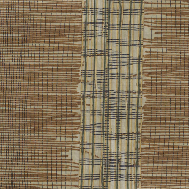 Tapet cu design textil inspirat din natură, cu nuanțe de ocru și verde, prezentat într-o baie modernă