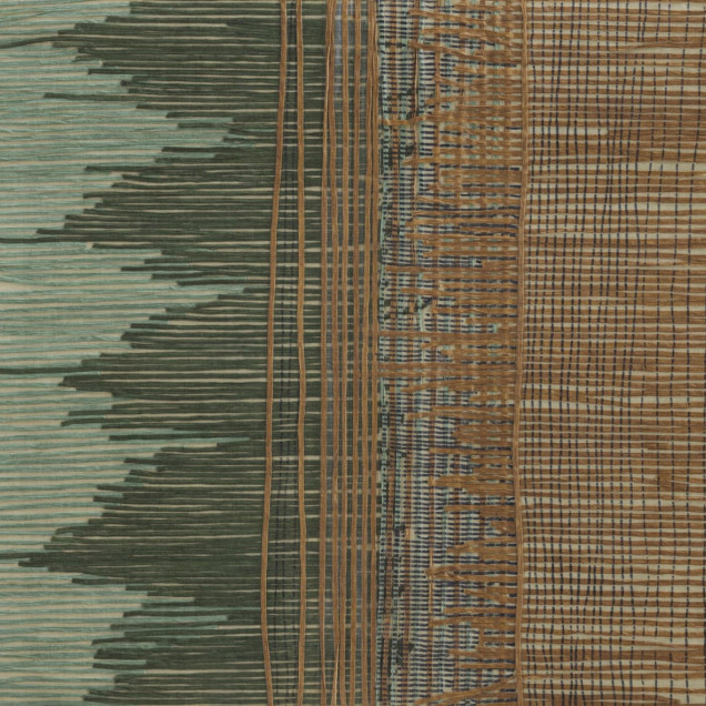Tapet cu design textil inspirat din natură, cu nuanțe de ocru și verde, prezentat într-o baie modernă
