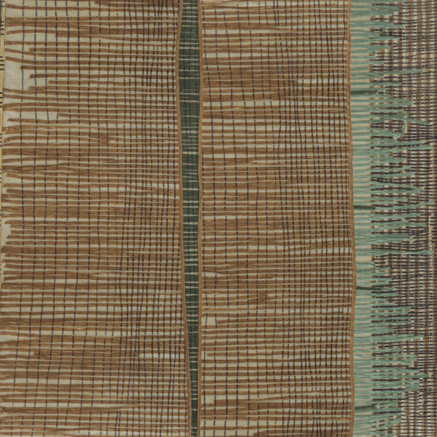 Tapet cu design textil inspirat din natură, cu nuanțe de ocru și verde, prezentat într-o baie modernă