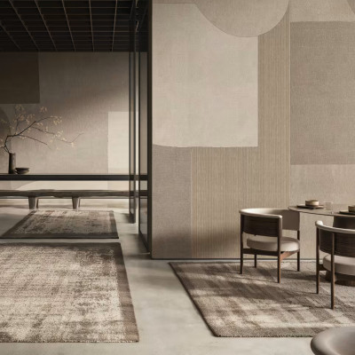 Tapet Luserna, Varianta 1, cu design abstract modern în nuanțe de bej și crem, într-un spațiu de locuit contemporan.