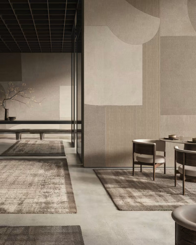Tapet Luserna, Varianta 1, cu design abstract modern în nuanțe de bej și crem, într-un spațiu de locuit contemporan.
