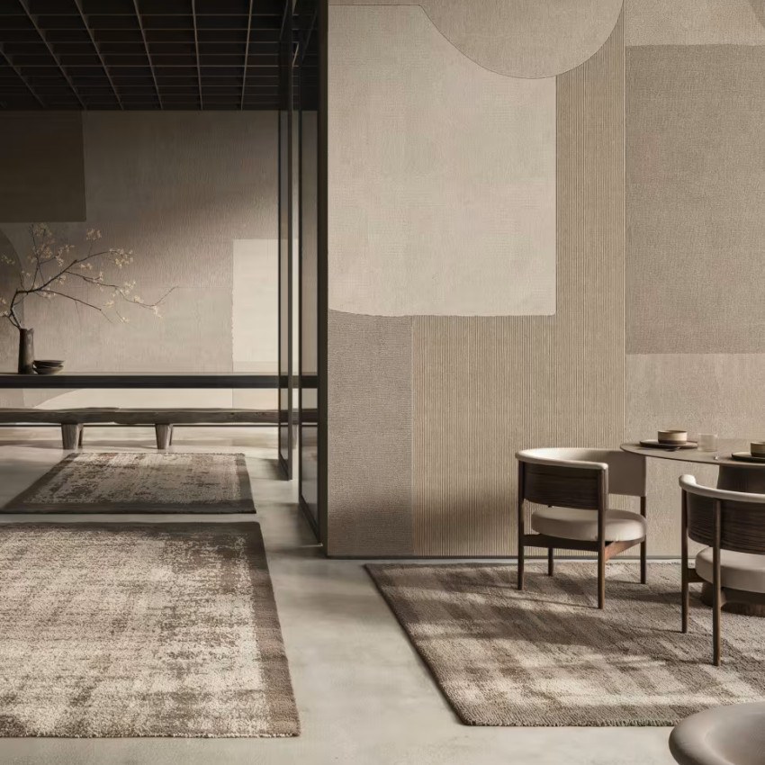 Tapet Luserna, Varianta 1, cu design abstract modern în nuanțe de bej și crem, într-un spațiu de locuit contemporan.