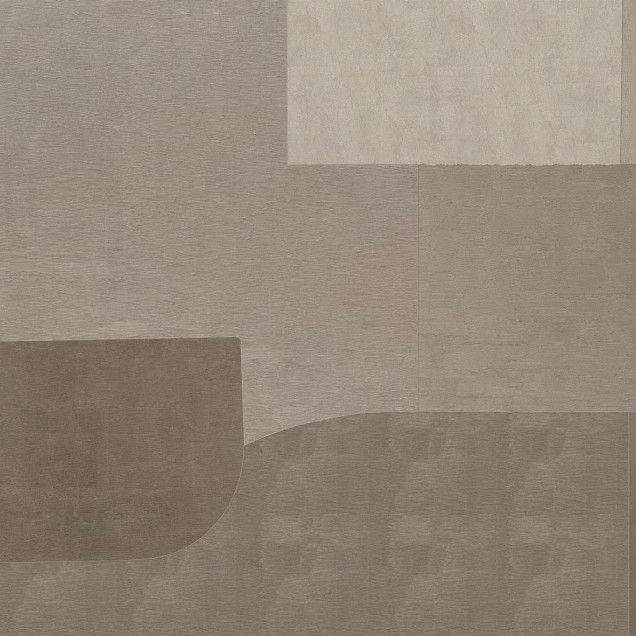 Tapet Luserna, Varianta 1, cu design abstract modern în nuanțe de bej și crem, într-un spațiu de locuit contemporan.