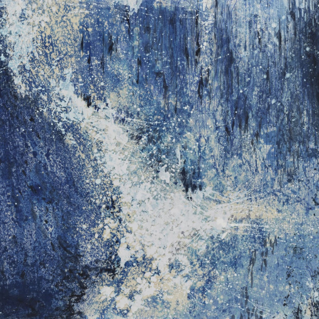 Fototapet abstract cu nuanțe vibrante de albastru, inspirat de lapislazuli, pe un perete într-un birou modern.