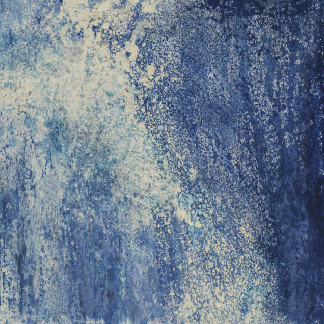 Fototapet abstract cu nuanțe vibrante de albastru, inspirat de lapislazuli, pe un perete într-un birou modern.