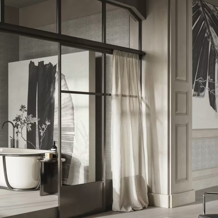 Tapet cu un design grafic floral alb-negru, prezentat într-o baie modernă.