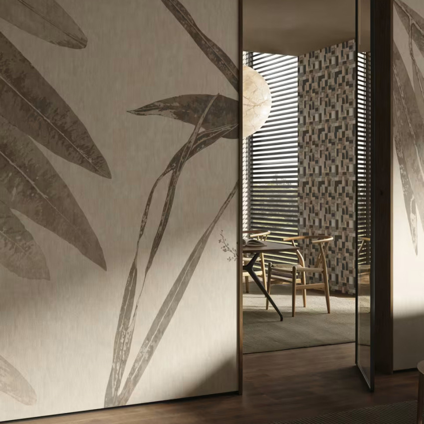 Tapet cu design botanic elegant, cu frunze în nuanțe pământii.