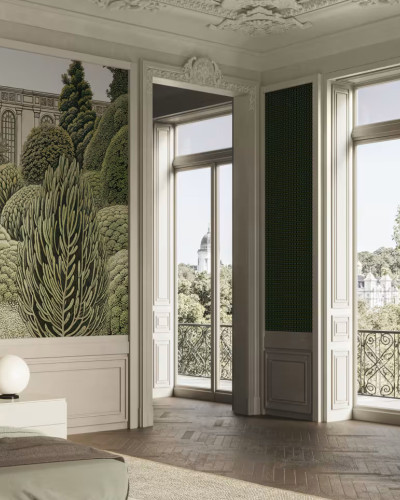 Fototapet cu o scenă detaliată dintr-o grădină europeană, cu arhitectură clasică și vegetație luxuriantă, prezentat într-un interior elegant.