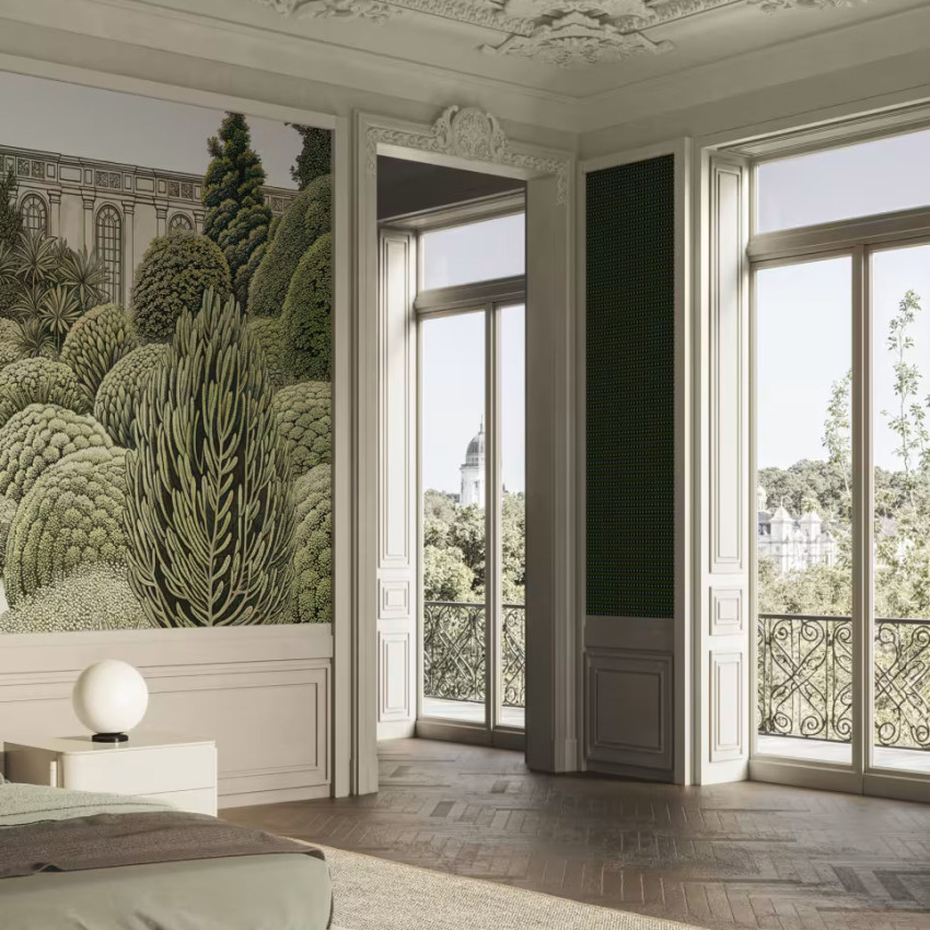 Fototapet cu o scenă detaliată dintr-o grădină europeană, cu arhitectură clasică și vegetație luxuriantă, prezentat într-un interior elegant.