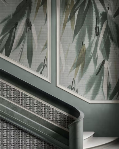 Tapet cu frunze în acuarelă pe fundal deschis, integrat într-un design interior modern.