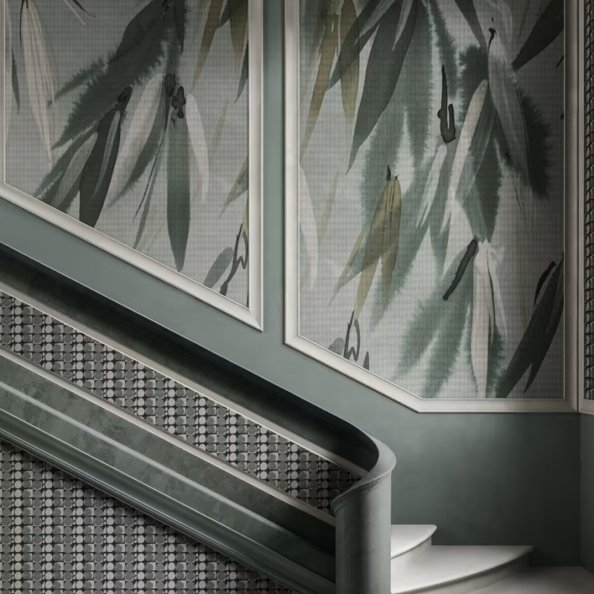 Tapet cu frunze în acuarelă pe fundal deschis, integrat într-un design interior modern.