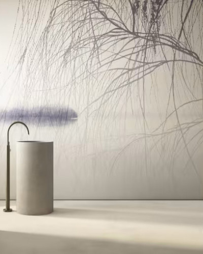 Tapet cu design minimalist, cu o imagine a unor crengi de copac în nuanțe de gri și alb, pe un fundal alb.