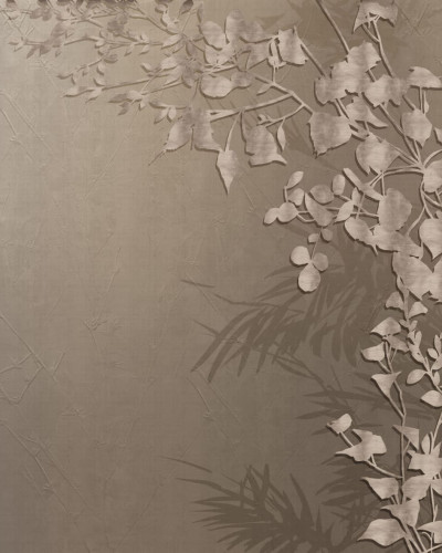 Tapet Adele, cu design elegant si modern, cu frunze delicate si flori albe pe un fundal maro.