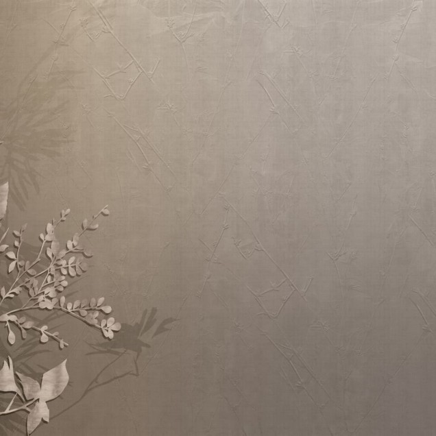 Tapet Adele, cu design elegant si modern, cu frunze delicate si flori albe pe un fundal maro.