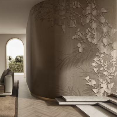 Tapet Adele, cu design elegant si modern, cu frunze delicate si flori albe pe un fundal maro.