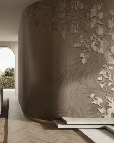 Tapet Adele, cu design elegant si modern, cu frunze delicate si flori albe pe un fundal maro.