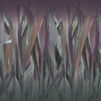 Tapet decorativ cu design floral abstract în nuanțe de mov, verde și roz într-o baie modernă.