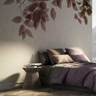 Tapet cu design minimalist de frunze delicate in nuanțe de roz, perfect pentru un dormitor elegant