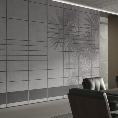Tapet modern cu design minimalist, inspirat din natura, cu un efect subtil de beton și siluete de palmieri imprimate.