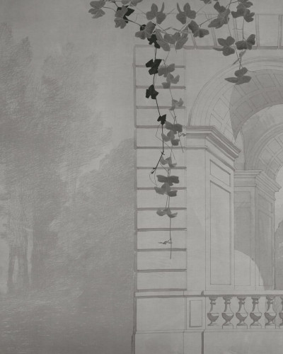 Imagine cu un interior modern decorat cu wallpaper Verona Variant 1. Wallpaper-ul este pozitionat pe un perete accent si infatiseaza o arhitectura clasica, cu arcade si plante agatatoare.