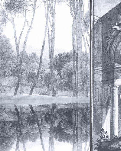 Tapet Taormina, cu design clasic, în nuanțe de gri, ilustrând un peisaj liniștit, cu copaci înalți, un lac reflectând frumusețea naturii și o arhitectură elegantă.