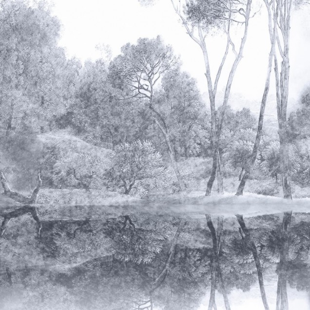 Tapet Taormina, cu design clasic, în nuanțe de gri, ilustrând un peisaj liniștit, cu copaci înalți, un lac reflectând frumusețea naturii și o arhitectură elegantă.