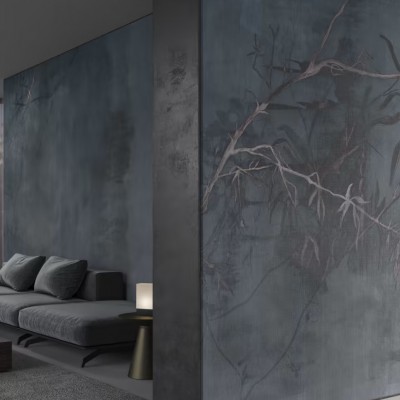 Tapet cu design modern si rafinat, cu nuante de albastru si ramuri delicate.