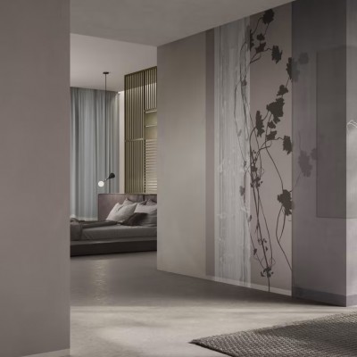 Tapet cu un design minimalist, cu culori neutre și delicate cu o imagine subtilă de ramuri florale.