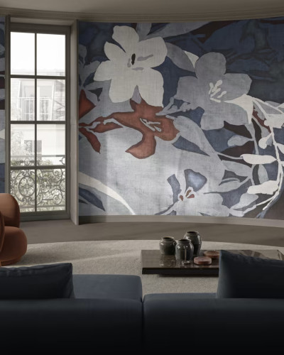 Wallpaper floral, Orangerie Variant 1, cu flori albe pe un fundal albastru.