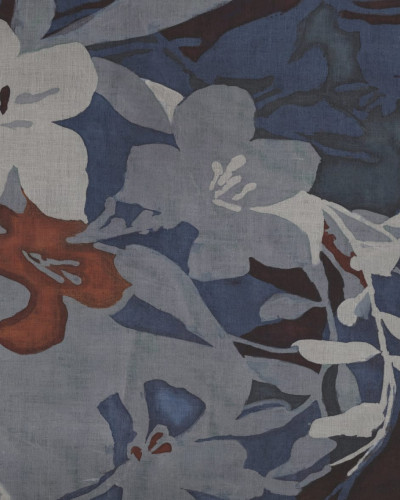 Wallpaper floral, Orangerie Variant 1, cu flori albe pe un fundal albastru.