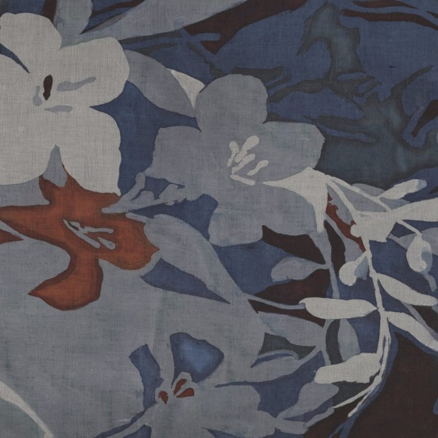 Wallpaper floral, Orangerie Variant 1, cu flori albe pe un fundal albastru.
