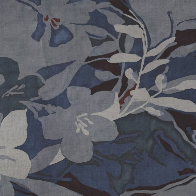 Wallpaper floral, Orangerie Variant 1, cu flori albe pe un fundal albastru.